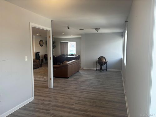 521 Oak St, Copiague, NY, 11726-3215 | Card Image