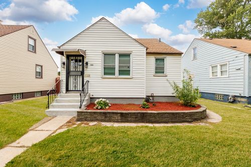 11104 S Avenue O, Chicago, IL, 60617-6945 | Card Image