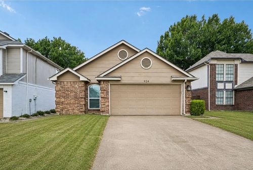 924 Ramblewood Dr, Lewisville, TX, 75067-4236 | Card Image