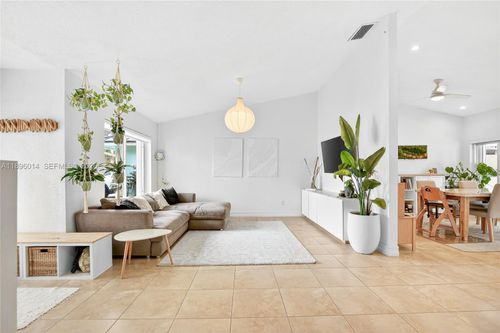 752 Nw 134th Ave, Miami, FL, 33182-1863 | Card Image