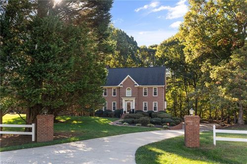 640 Bluff School Rd, Kernersville, NC, 27284-8039 | Card Image