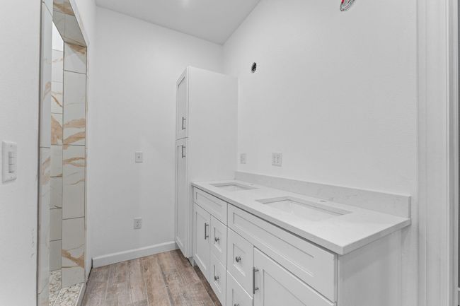 Primary Bathroom | Image 16