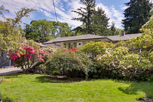1233 Tattersall Dr, Victoria, BC, V8P1Y8 | Card Image