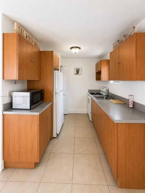 n2-127 Nw 47th Ter, Miami, FL, 33127-2401 | Card Image