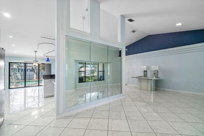 61 W Rubber Tree Dr, House other with 3 bedrooms, 2 bathrooms and null parking in Lake Worth FL | Image 5
