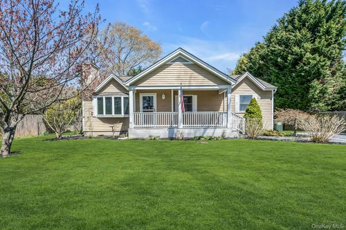 3 Liberty St, Hampton Bays, NY, 11946-3014 | Card Image