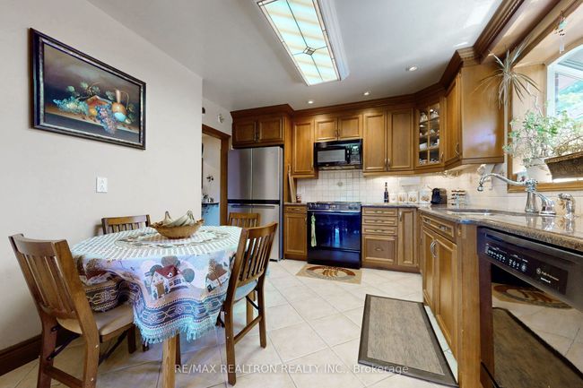 94 Camborne Ave, House other with 4 bedrooms, 2 bathrooms and 5 parking in North York ON | Image 7