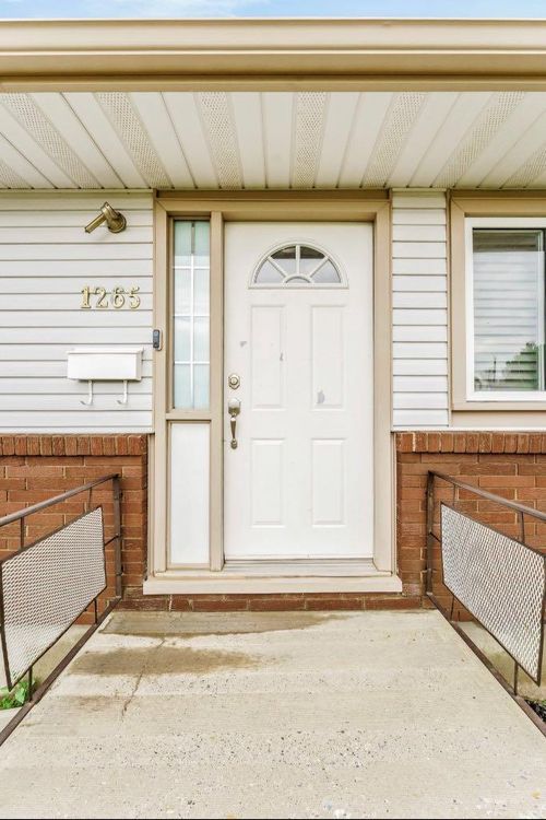 1265 2 Avenue Ne, Medicine Hat, AB, T1A6A7 | Card Image