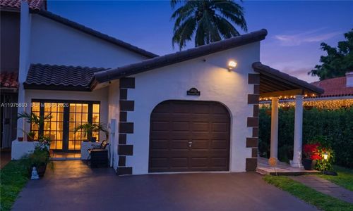 20166 W Oakmont Cir, Hialeah, FL, 33015-2064 | Card Image