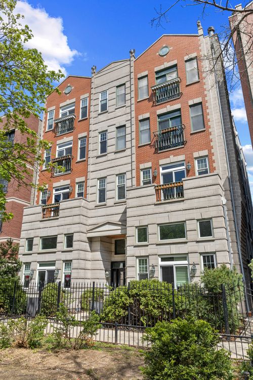 2w-860 Buckingham Pl, Chicago, IL, 60657-2363 | Card Image