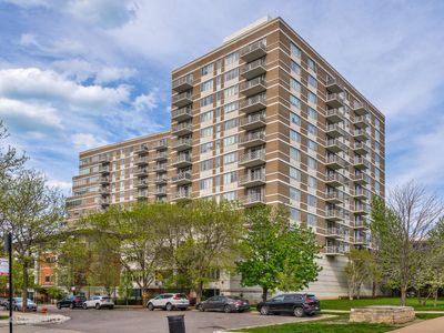 1306 - 1515 S Prairie Avenue, Condo with 4 bedrooms, 3 bathrooms and 1 parking in Chicago IL | Image 1