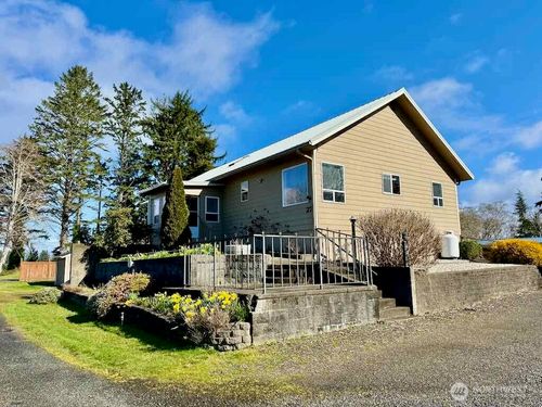 27 Ocosta Sixth St, Aberdeen, WA, 98520-9411 | Card Image