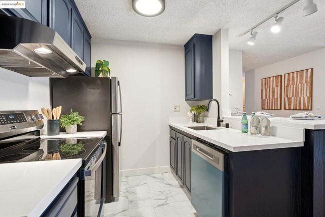 APT-320 - 960 Shorepoint Ct, Condo with 2 bedrooms, 2 bathrooms and 2 parking in Alameda CA | Image 23