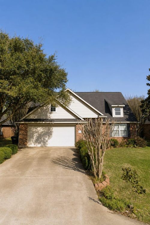 320 Old San Felipe Rd, Sealy, TX, 77474-2814 | Card Image