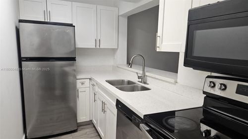 apt-113-1720 Nw North River Dr, Miami, FL, 33125-2360 | Card Image