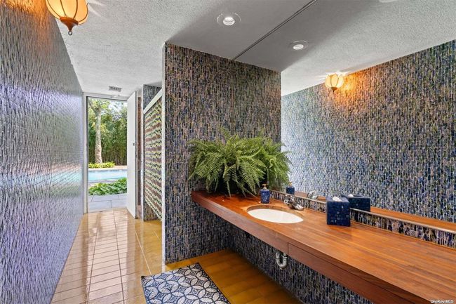 Pool level bathroom | Image 20