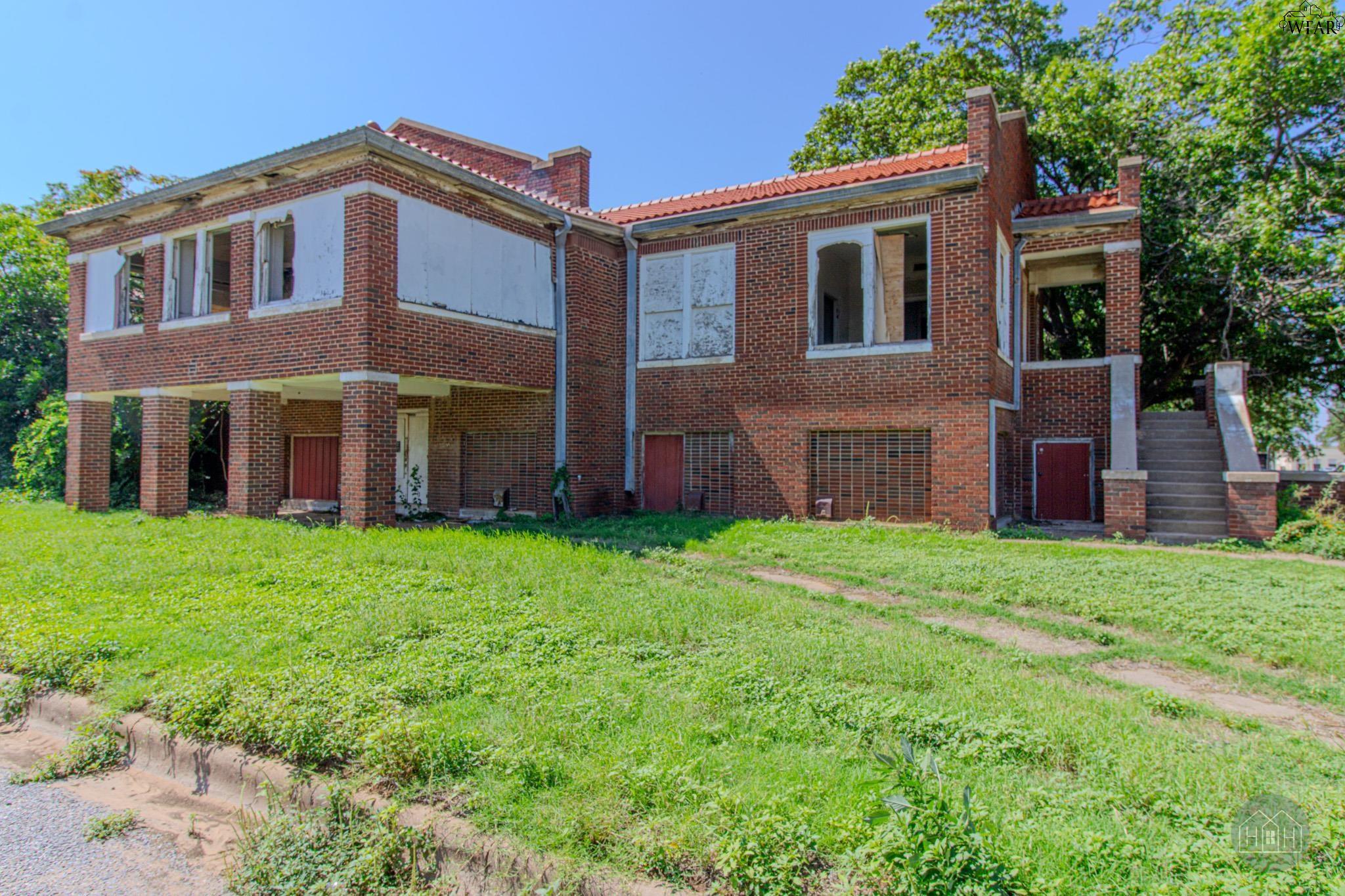 Commercial Sale in Vernon 2