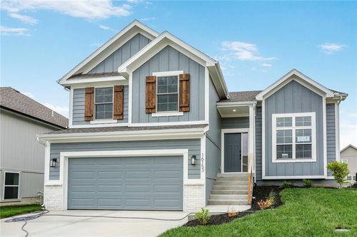 16244 Giorgia St, Parkville, MO, 64152-8773 | Card Image