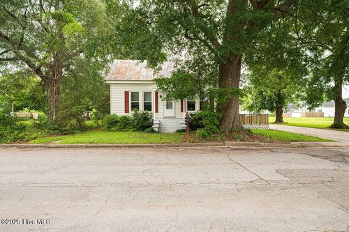 100 N Church St, Richlands, NC, 28574-8301 | Card Image