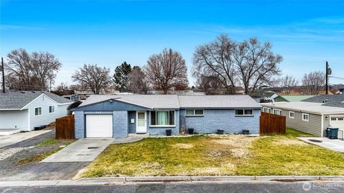 717 S Locust Ln, Moses Lake, WA, 98837-2705 | Card Image