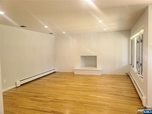 519 Broad Ave, Palisades Park, NJ, 07650-2516 | Card Image