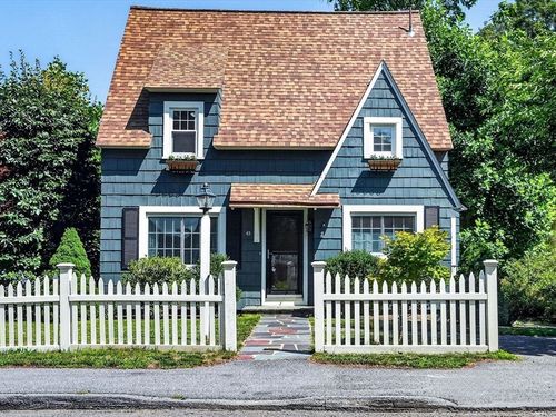 43 Atwood St, Wellesley, MA, 02482-6061 | Card Image