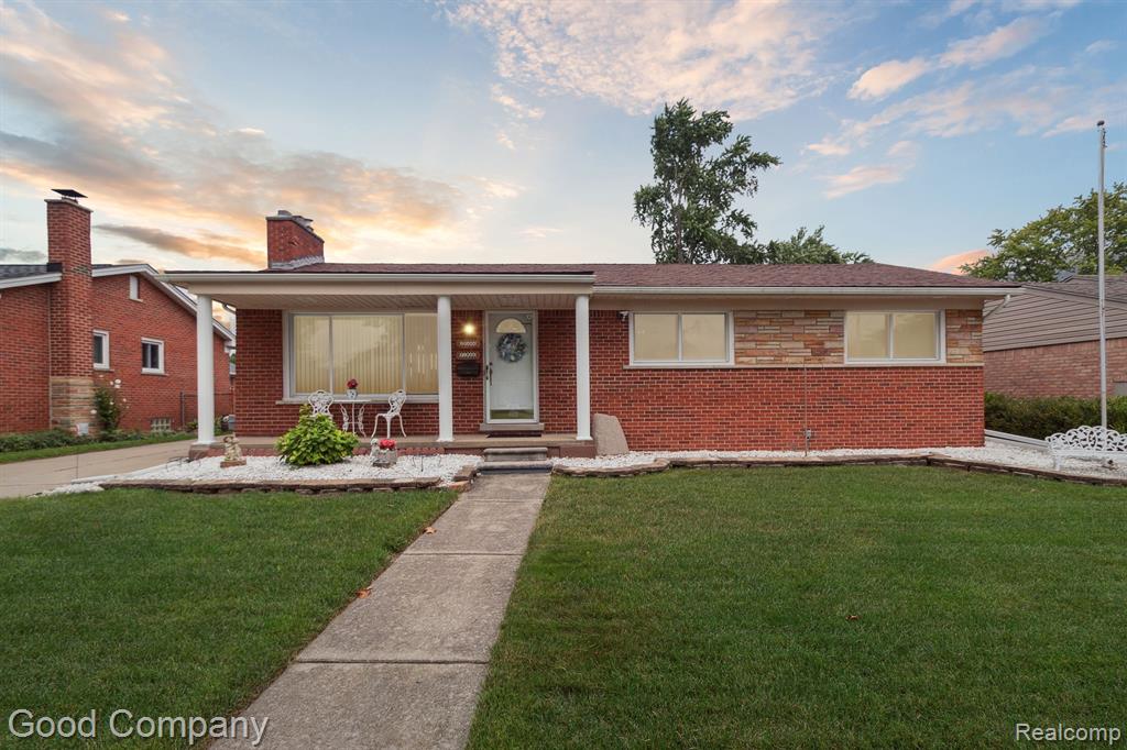 Lori St, Livonia, MI 48154