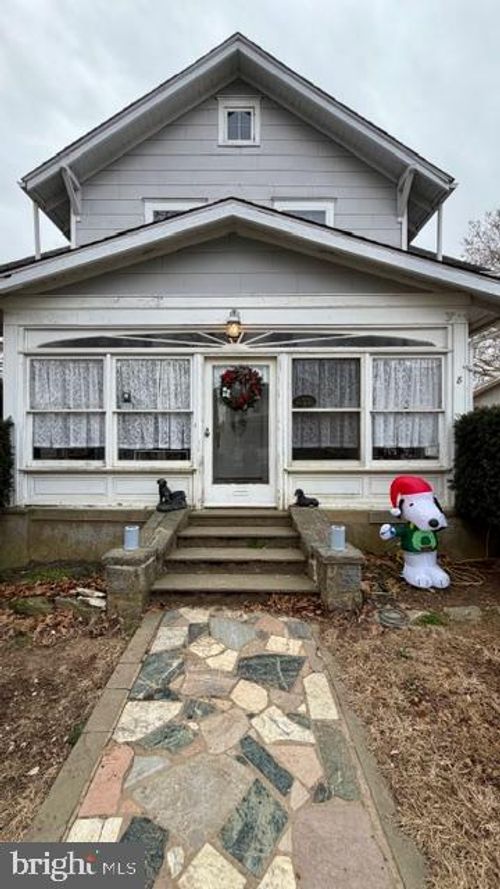 8 Stuart Ave, GLENOLDEN, PA, 19036-1812 | Card Image