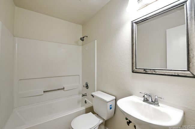 9042 Twinceek Farm, House other with 3 bedrooms, 3 bathrooms and null parking in Converse TX | Image 34