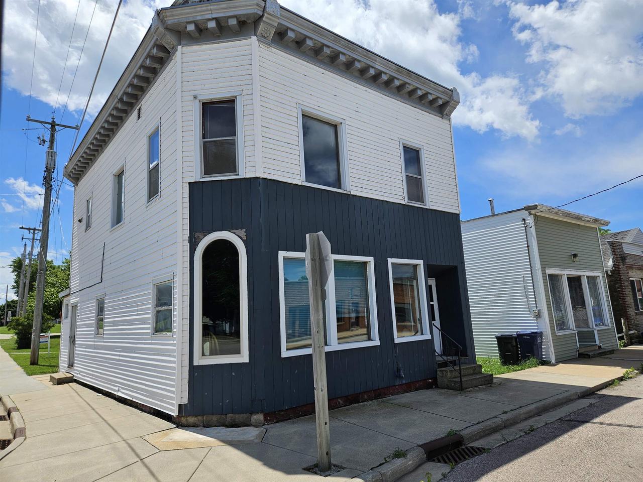 102 W Winnebago St, Friesland, WI 53935
