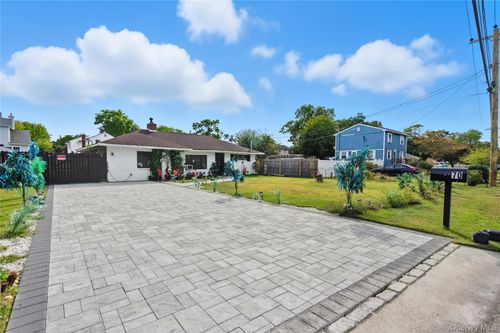 70 Trafalgar Dr, Shirley, NY, 11967-4316 | Card Image