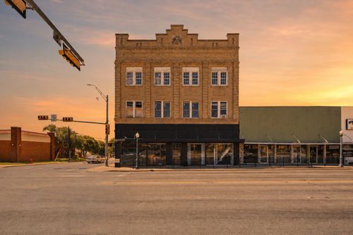 100 W Central Ave, Comanche, TX, 76442-3215 | Card Image