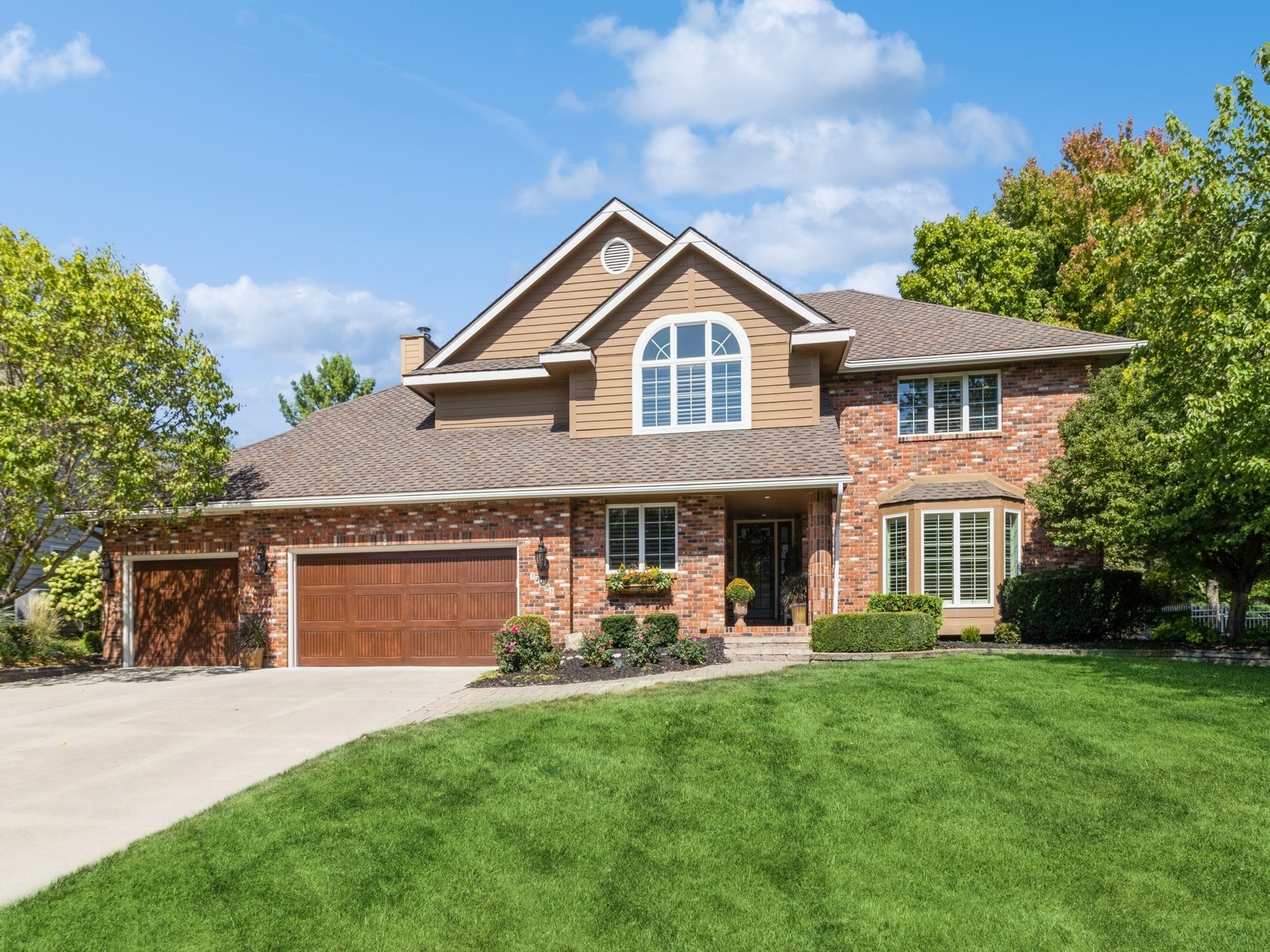 Willow Dr, Clive, IA 50325