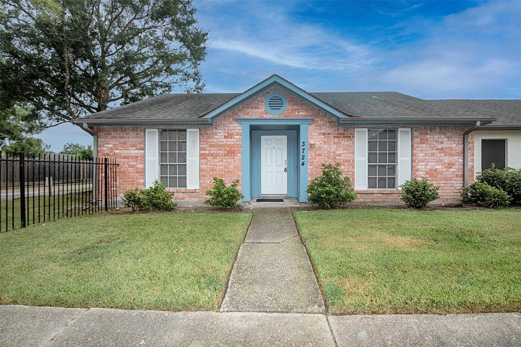Laura Leigh Dr, Friendswood, TX 77546