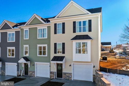 332 W 11th St, FRONT ROYAL, VA, 22630-2806 | Card Image