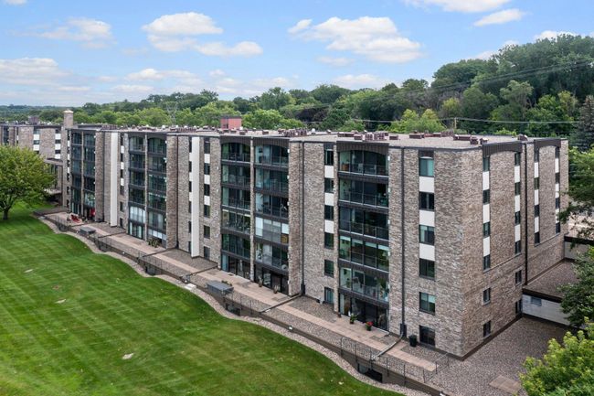 Located In Lexington Riverside | Image 17
