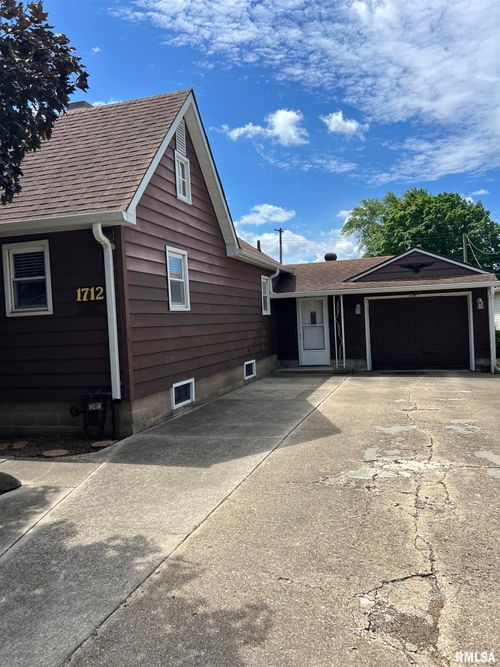 1712 E Washington St, Clinton, IL, 61727-1827 | Card Image