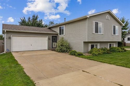 3205 33rd Ave Sw, Cedar Rapids, IA, 52404-3813 | Card Image