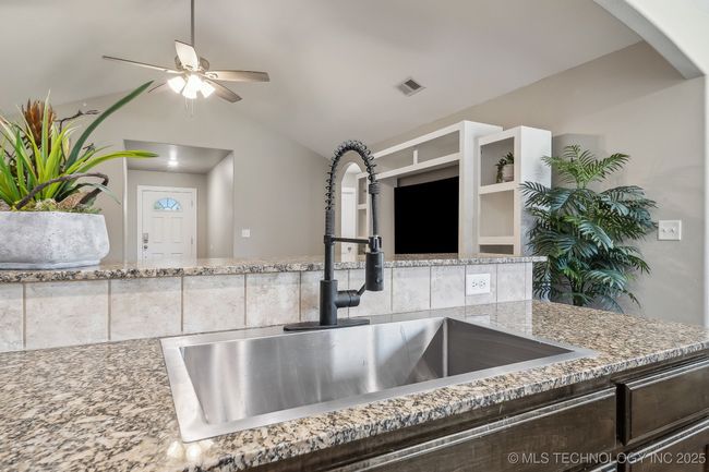 11001 117 Th East Pl, House other with 3 bedrooms, 2 bathrooms and null parking in Owasso OK | Image 13