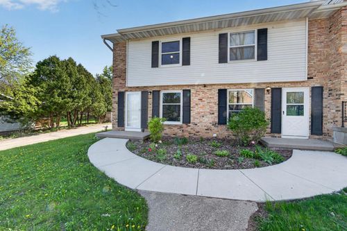 207 N Brookwood Dr, Mount Horeb, WI, 53572-1883 | Card Image