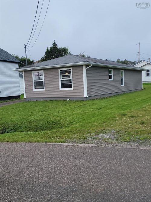 28 Pleasant St, House with 2 bedrooms, 2 bathrooms and 1 parking in Glace Bay NS | Card Image
