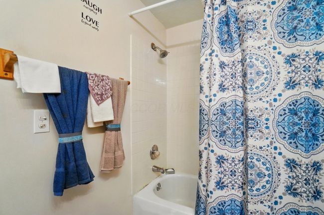 Main Full Bathroom - 5775 Corinne Creek Drive, Columbus, OH 43232 | Image 25