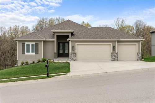 5566 Thousand Oaks Dr, Parkville, MO, 64152-5509 | Card Image