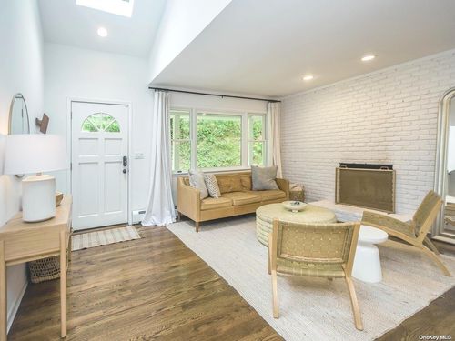 2 Locust Pl, Sea Cliff, NY, 11579-1640 | Card Image