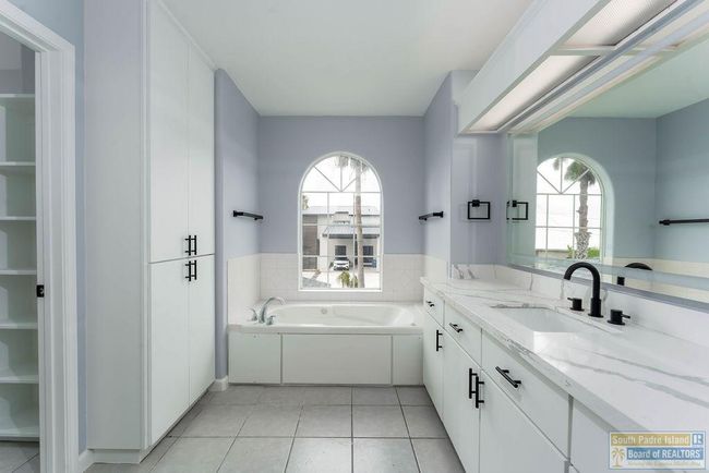905 N Shore Dr, House other with 3 bedrooms, 3 bathrooms and 2 parking in Port Isabel TX | Image 33