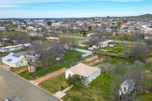 305 W Tarrant St, Llano, TX, 78643-1530 | Card Image