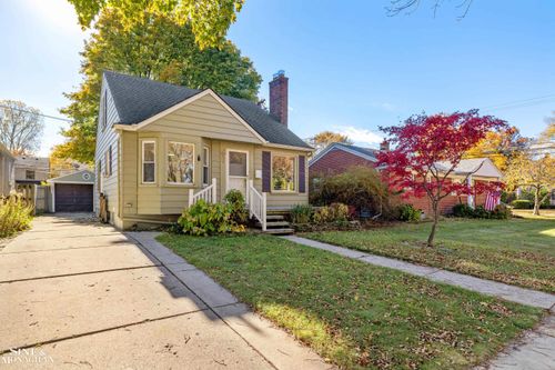 2073 Hampton Rd, Grosse Pointe Woods, MI, 48236-1325 | Card Image