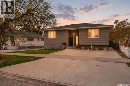 1048 6th Ave Nw, Moose Jaw, SK, S6H4A4 | Card Image