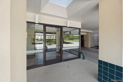 apt-2066-43050 12 Oaks Crescent Dr, Novi, MI, 48377-3429 | Card Image