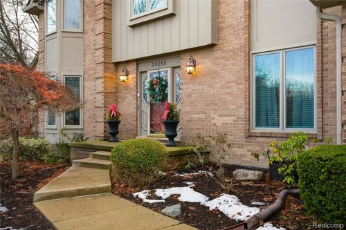 30285 Fox Club Dr, Farmington Hills, MI, 48331-1931 | Card Image